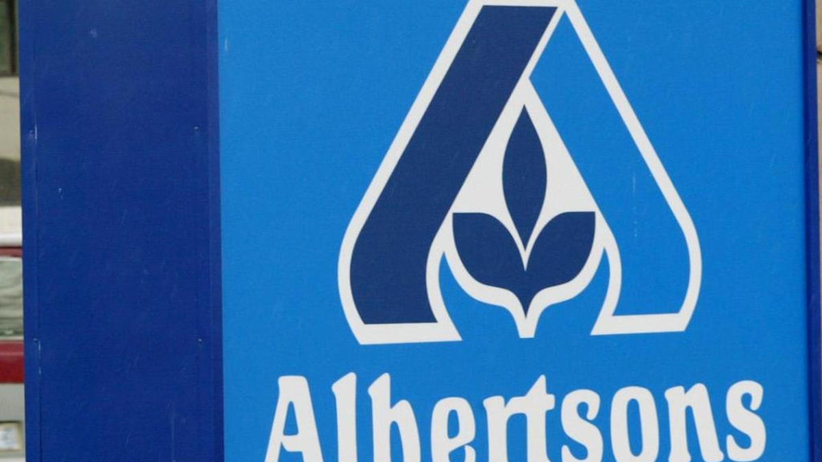 Albertsons, which originally sold several stores to Haggen in a deal that eventually led to Haggen filing Chapter 11 reorganization in September, has bid to buy back 12 stores in Washington.