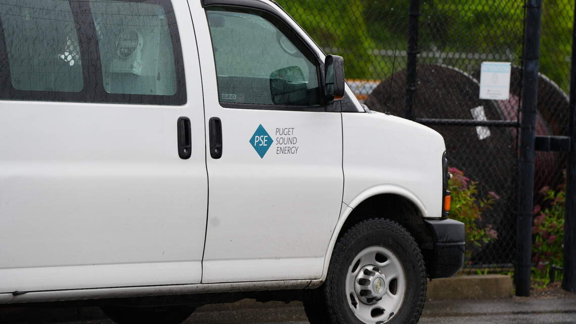 2,000 lose power in Puyallup after woman suspected of DUI crashes into utility pole