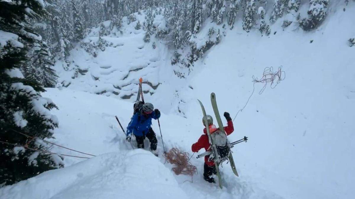 Search and Rescue volunteers with Bellingham Mountain Rescue crossed treacherous terrain to save missing snowboarder.