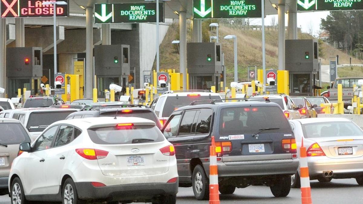 Canadian cars heading into the U.S. line up at the Peace Arch border crossing in Blaine on Jan. 28, 2013. Border traffic in 2016 has been way down despite a recent rally of the loonie.