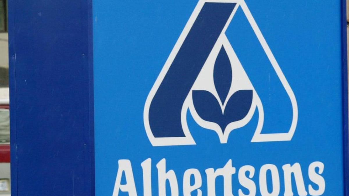 Albertsons, which originally sold several stores to Haggen in a deal that eventually led to Haggen filing Chapter 11 reorganization in September, has bid to buy back 12 stores in Washington.