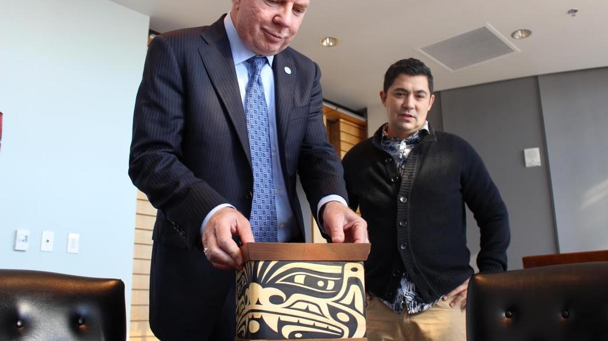 
Seattle Mayor Ed Murray checks out a special bentwood box made by Nooksack-raised artist Louie Gong before it is presented to President Xi of China. 
