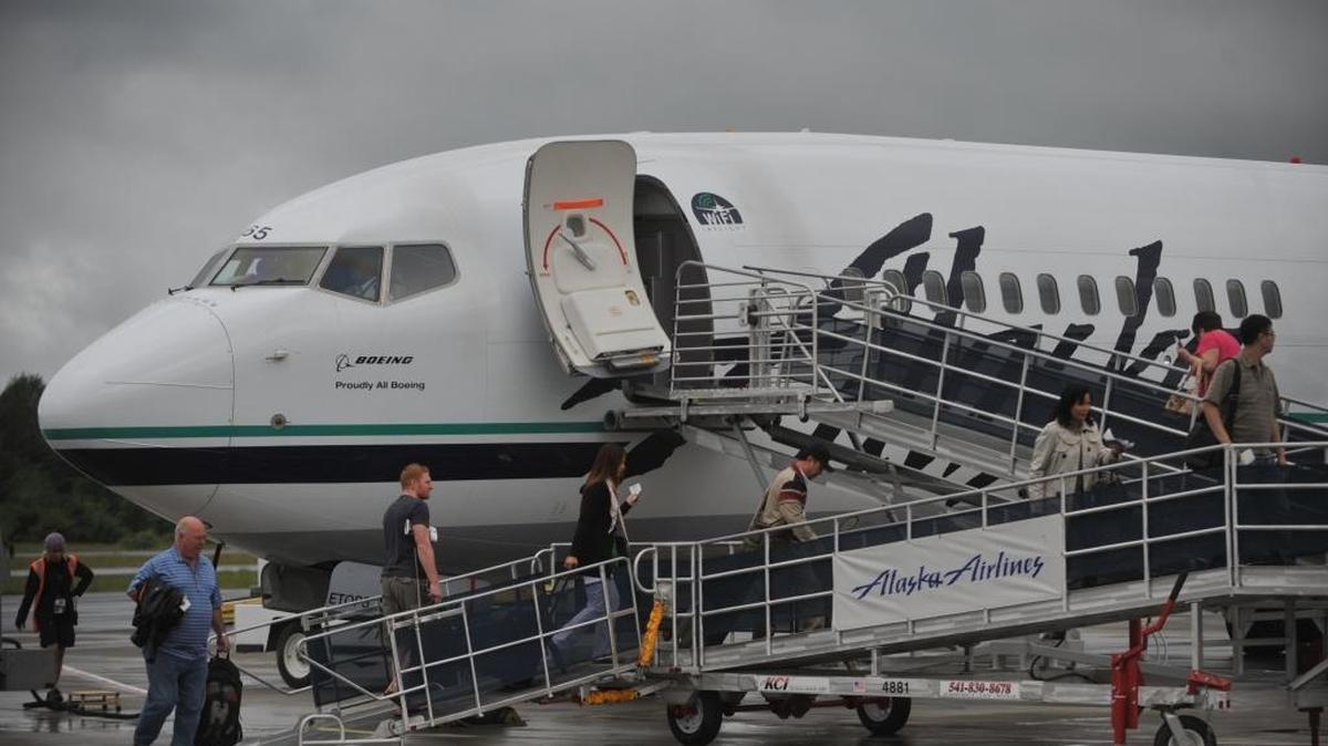 Passengers load an Alaska Airlines flight June 7, 2011, at Bellingham airport. Alaska will offer direct flights to Hawaii’s Big Island starting fall 2016.