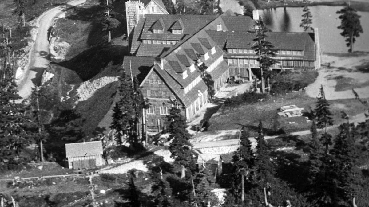 
This photo shows Mount Baker Lodge in the center, with its annex just beyond the observation tower. The annex was built in 1928. Heather Inn is in the upper right corner, with cabins to the left. The annex, inn and cabins all survived the 1931 fire that destroyed the lodge.

