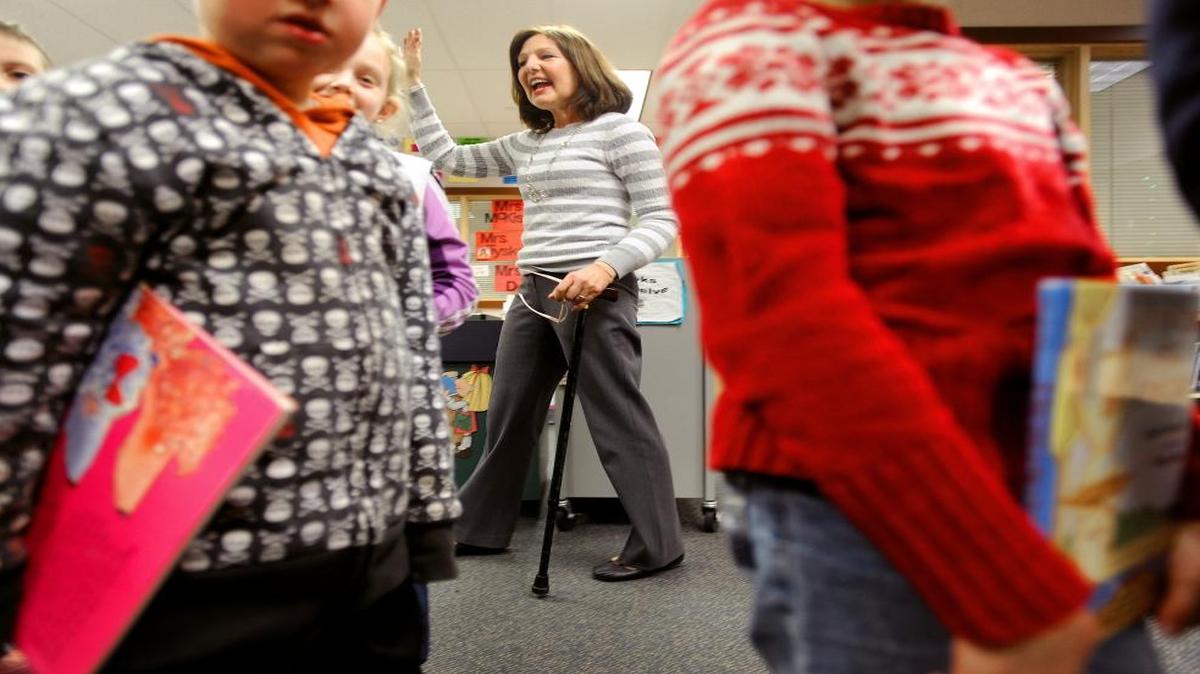 Bev McKissick waves to a class of first-graders as they leave the library at Kendall Elementary School on March 12, 2009. McKissick is undergoing her second round of chemotherapy for bone cancer.