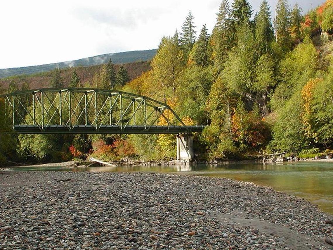 Sauk Park, a 30-acre county park between Rockport and Darrington, offers primitive camping in an area with dense forest and views of the Skagit River.