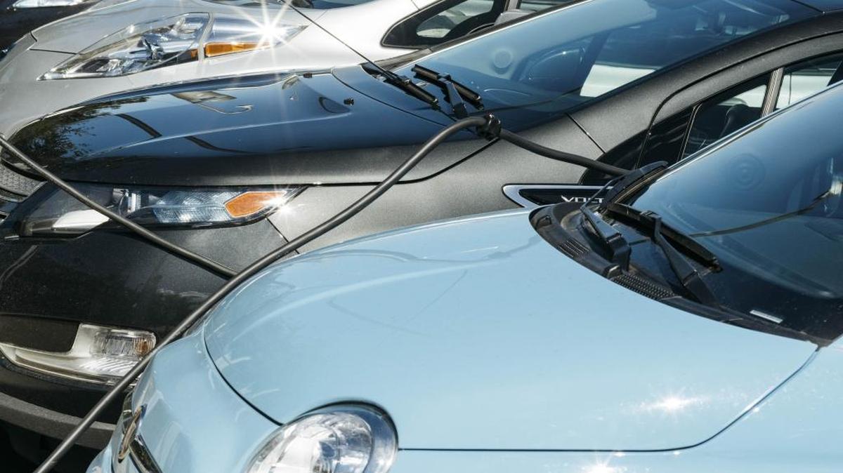 Electric vehicles charging at Intuit in Mountain View, Calif. on Oct. 1, 2015. Only 330,000 electric vehicles are on American roads; backers point to dealers’ reluctance to sell them as part of the problem.