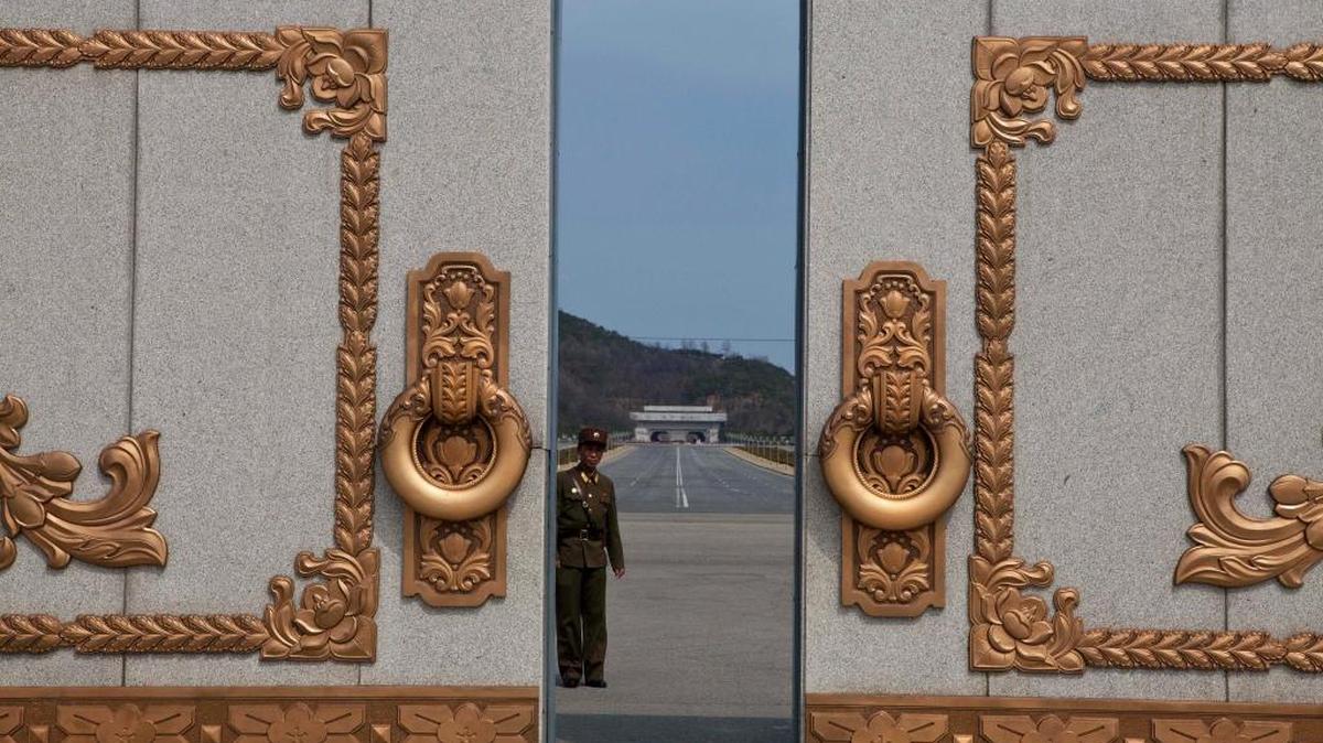 North Korean soldier guards the entrance to Pyongyang’s Kumsusan mausoleum in 2013, where the bodies of the late leaders Kim Il Sung and Kim Jong Il lie embalmed. The death last week of American student Otto Warmbier, who fell into a coma after being arrested in North Korea, has raised questions about whether his tour agency was adequately prepared for its trips into the hard-line communist state.