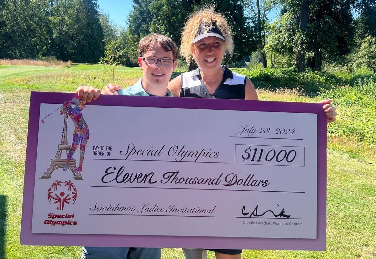 Athlete Cooper Howard and ladies golf captain Connie Serediuk.
