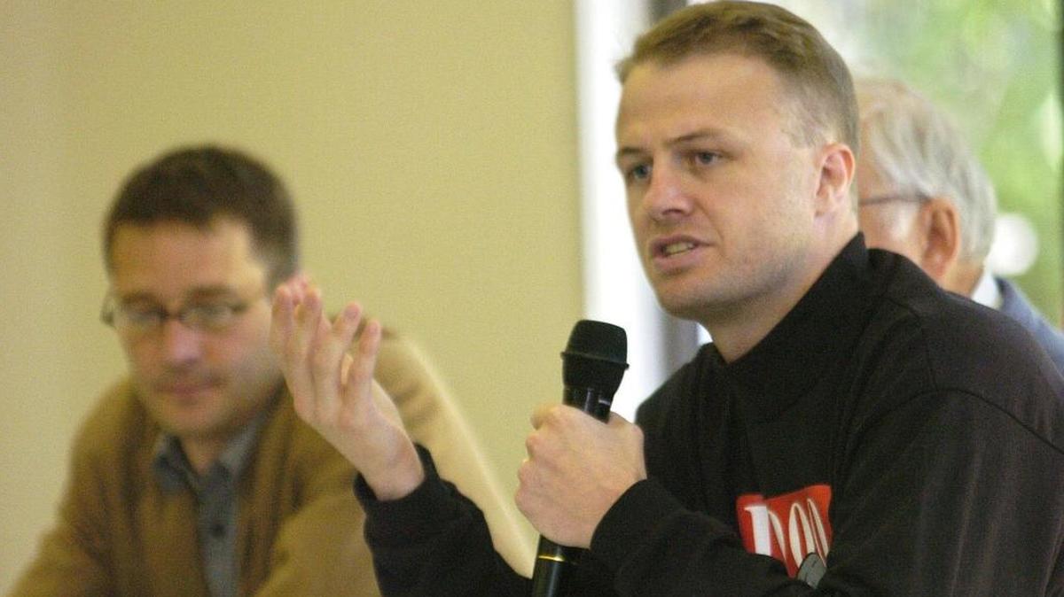 Tim Eyman, right, makes a point during a disscusion of the iniative process at a City Club lunch in Bellingham in 2008. Eyman has loaned $100,000 to his signature-gathering campaign to repeal Sound Transit’s car-tab taxes and replace them with a $30 flat fee.