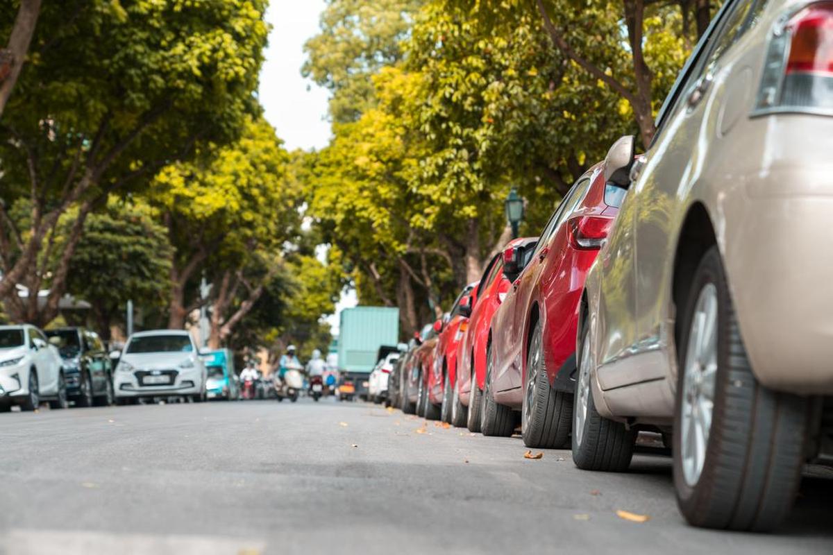 Cars are parked on the side of the street. Washington state has specifc rules about where you can leave your vehicle, including in residential neighborhoods.
