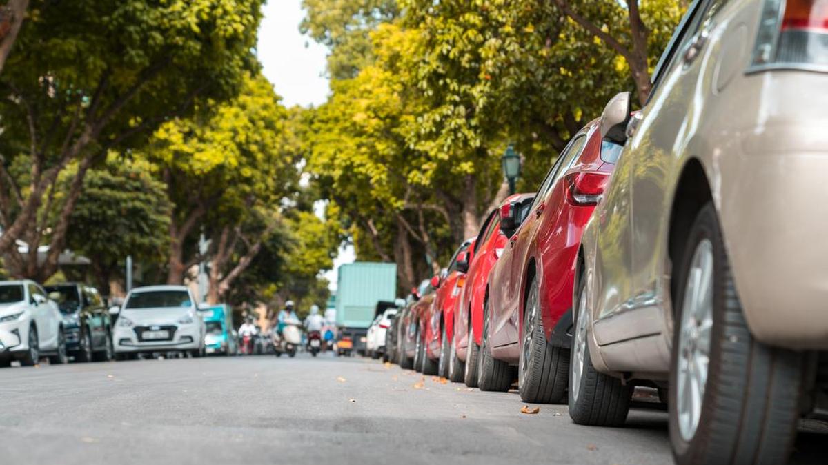 Cars are parked on the side of the street. Washington state has specifc rules about where you can leave your vehicle, including in residential neighborhoods.