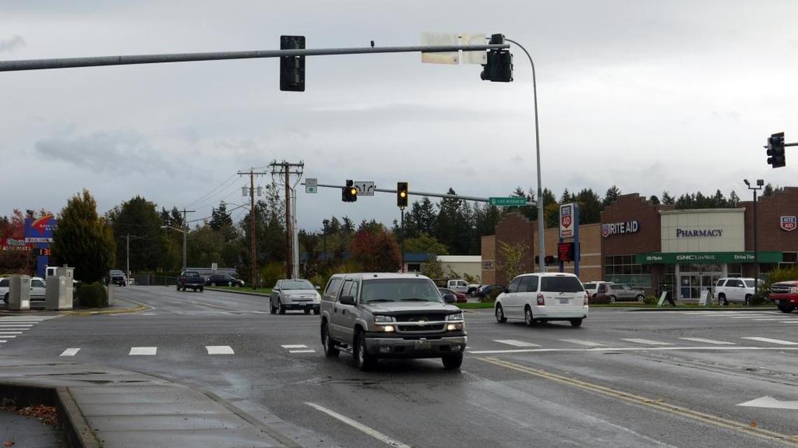 The standard for judging whether to continue to proceed through an intersection with a yellow light is safety.