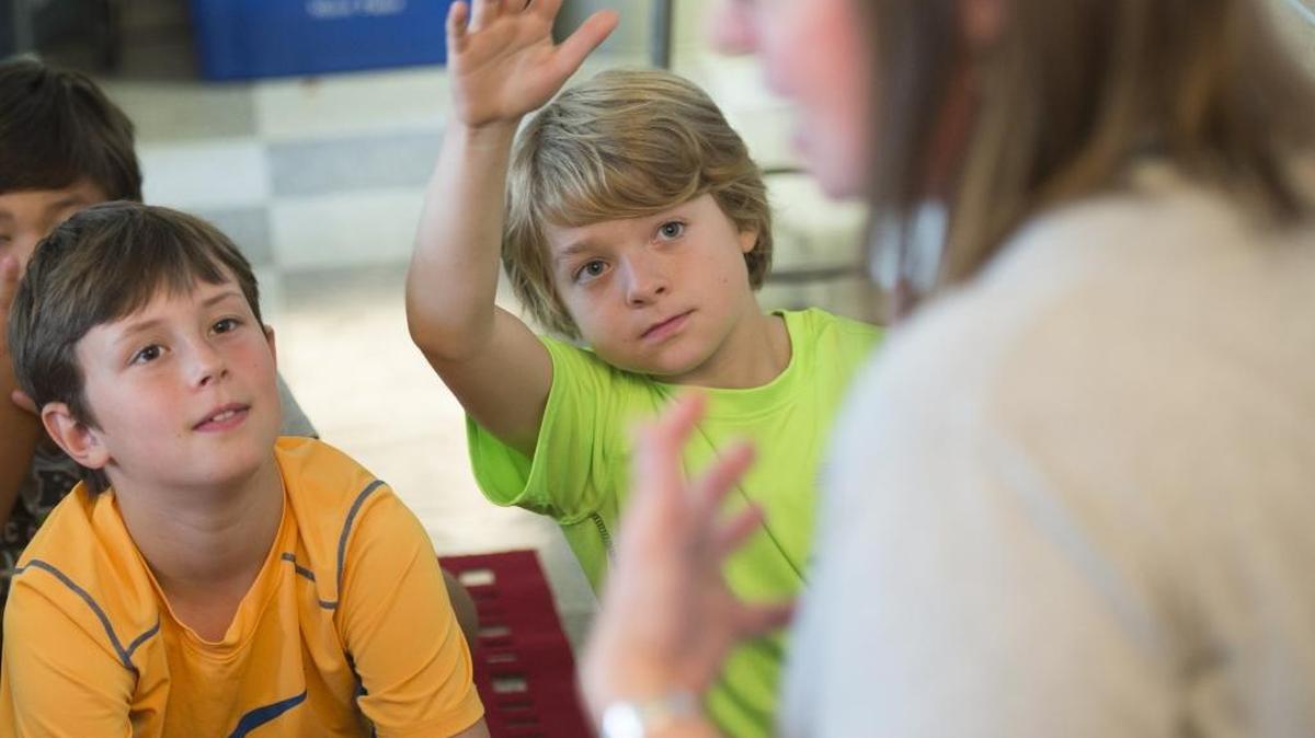 Teacher Janelle Karney speaks to her Parkview Elementary students in September 2015.