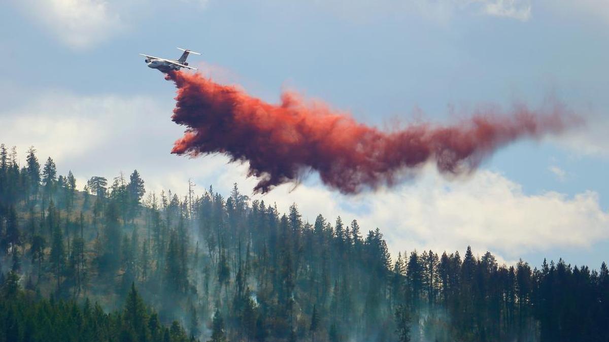 
An airplane tanker drops fire retardant on a wildfire north of Twisp, Washington, Aug. 21, 2015.
