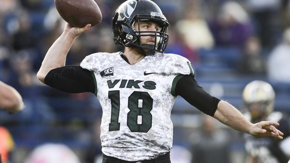 Portland State quarterback Josh Kraght looks to pass against Montana State as a freshman Nov. 8, 2014. The former Lynden quarterback didn’t get the starting QB job for the Portland State football team for Week 1 against Brigham Young.