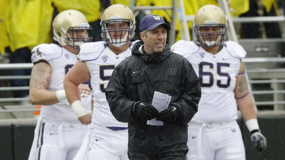 Washington offensive coordinator Jonathan Smith, center, has come under increased fire for the Huskies’ offensive struggles.