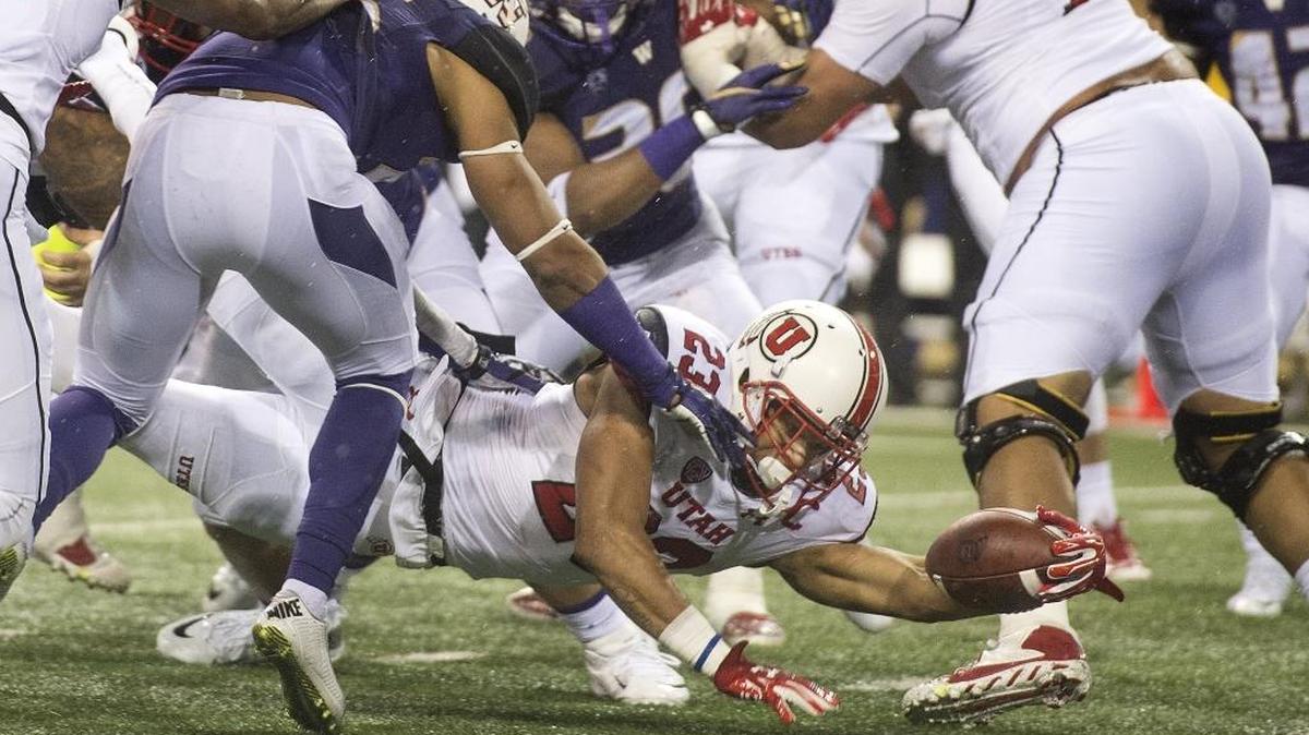 Utah running back Devontae Booker scores the second TD for the Utes in the first half. Photo taken in Seattle on Saturday, Nov. 7, 2015.