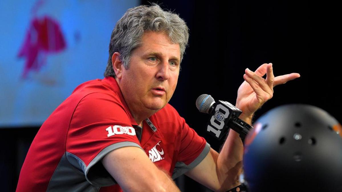 
Washington State speaks to reporters during NCAA college Pac-12 Football Media Days, Friday, July 31, 2015, in Burbank, Calif.

