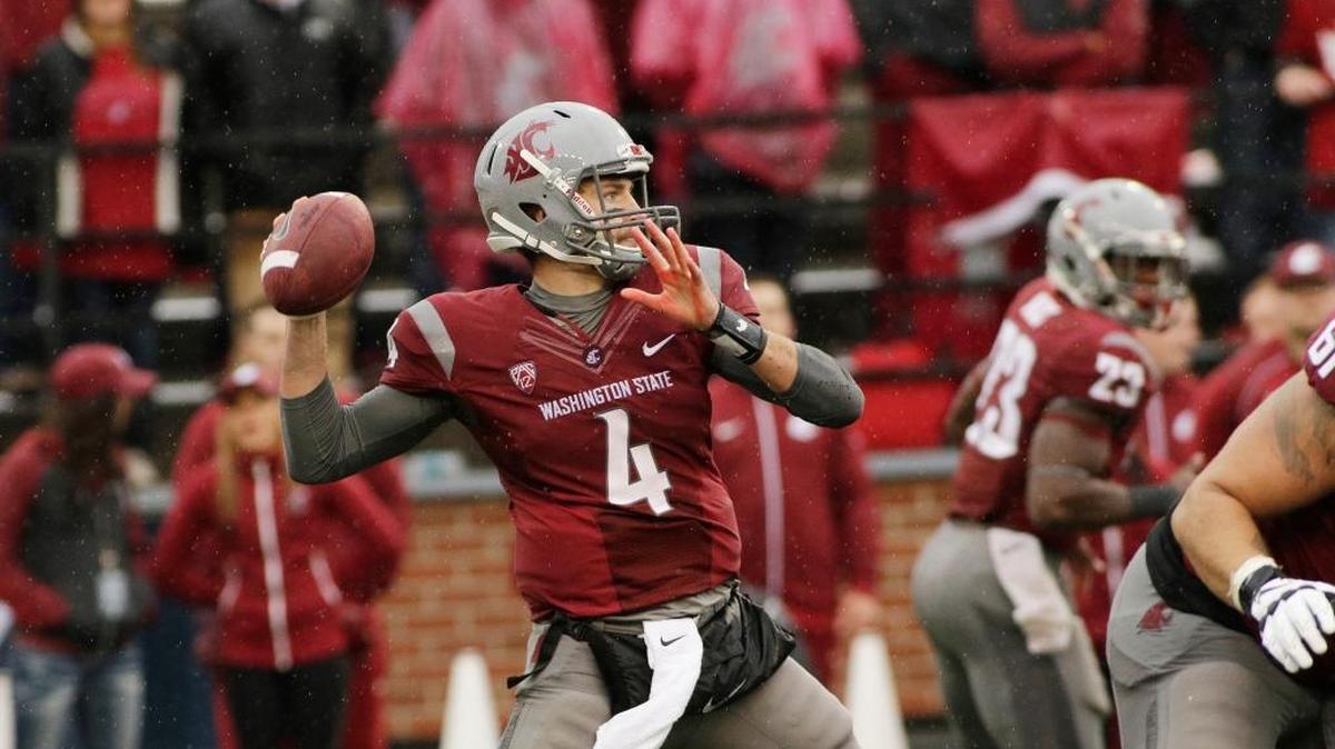 
Washington State quarterback Luke Falk (4) passes the ball against Portland State during the second half of an NCAA college football game, Saturday, Sept. 5, 2015, in Pullman, Wash.
