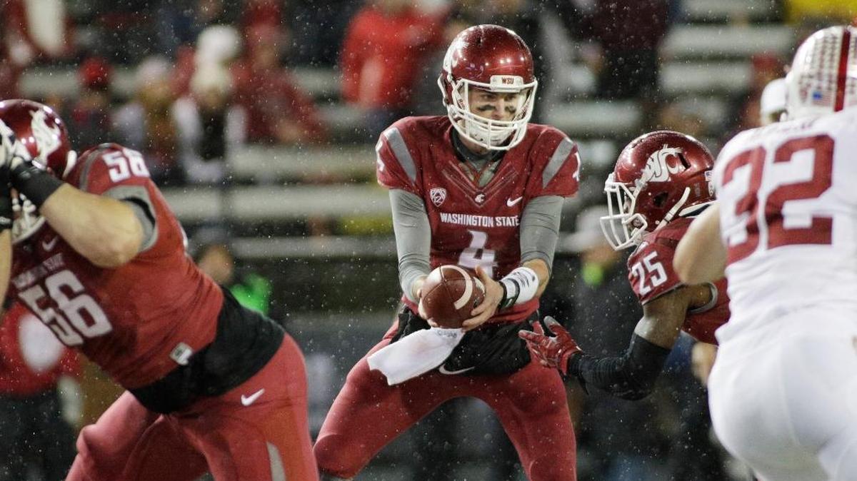 Washington State quarterback Luke Falk (4) hands the ball off to running back Jamal Morrow (25) during the first half of an NCAA college football game, Saturday, Oct. 31, 2015, in Pullman, Wash.