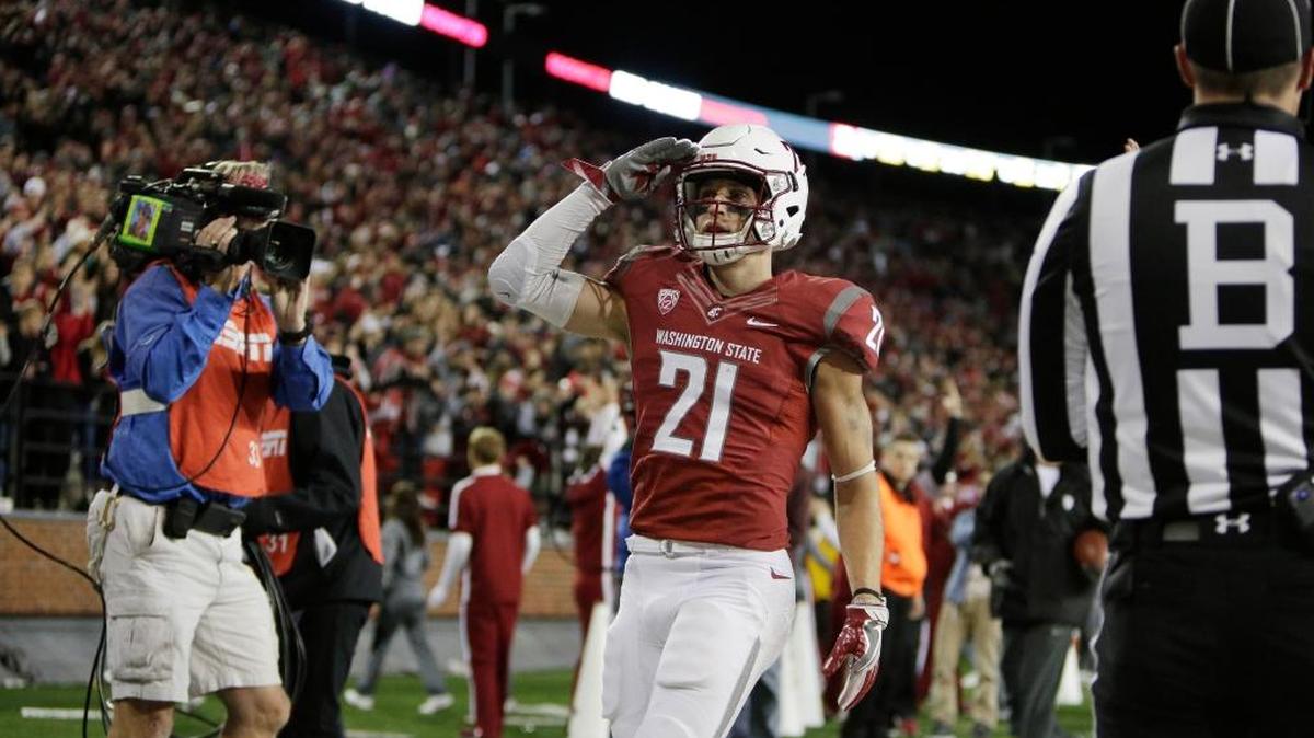Washington State wide receiver River Cracraft (21) salutes after scoring a touchdown second half of the Cougars’ game against California in Pullman, Wash., Saturday, Nov. 12, 2016.