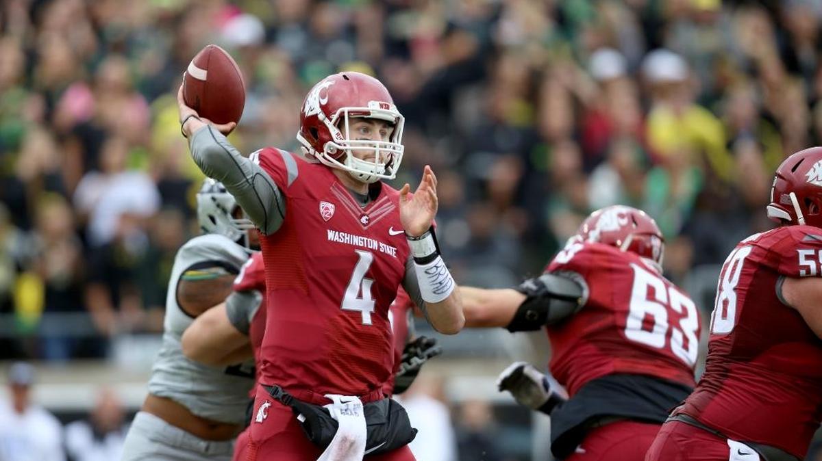 
Washington State quarterback Luke Falk throws during the first half of the Cougars’ overtime victory against Oregon Saturday, Oct. 10, 2015, in Eugene, Ore.
