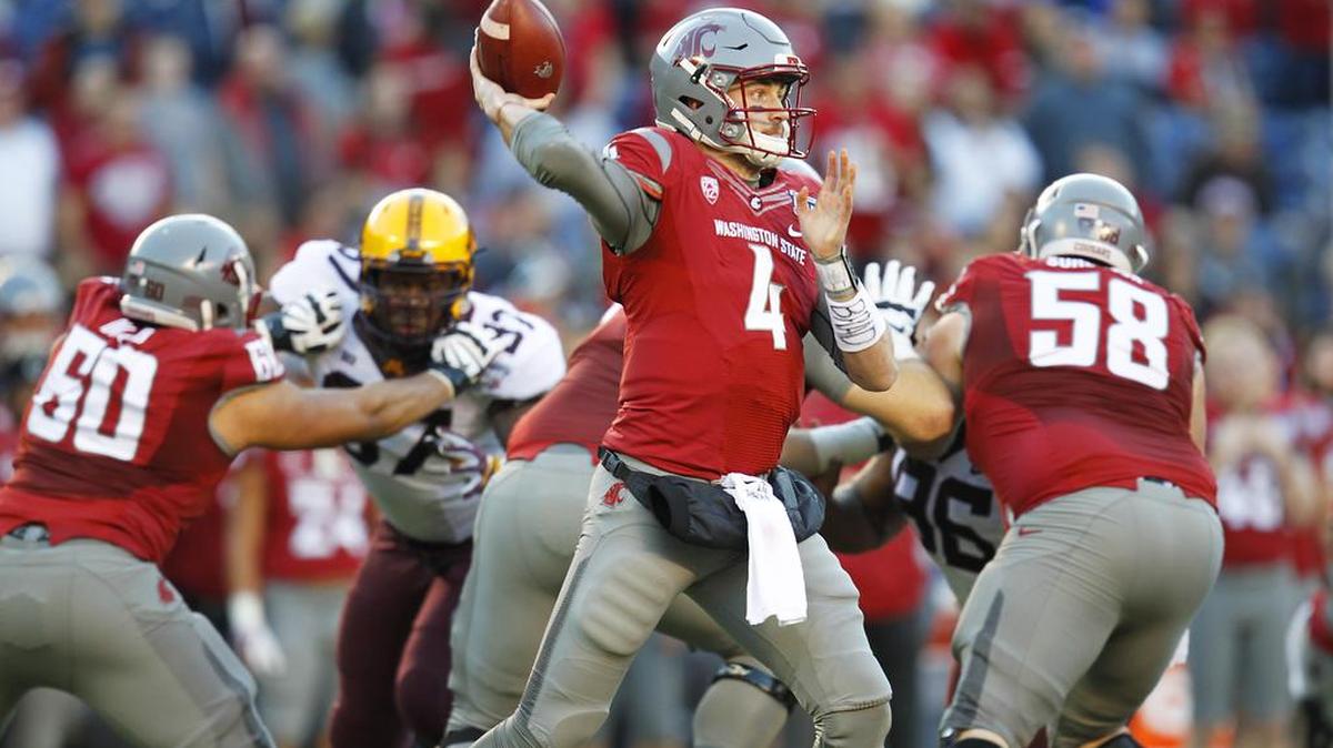Washington State’s Luke Falk (4) throws a pass against Minnesota during the Holiday Bowl at Qualcomm Stadium in San Diego on Tuesday, Dec. 27, 2016.