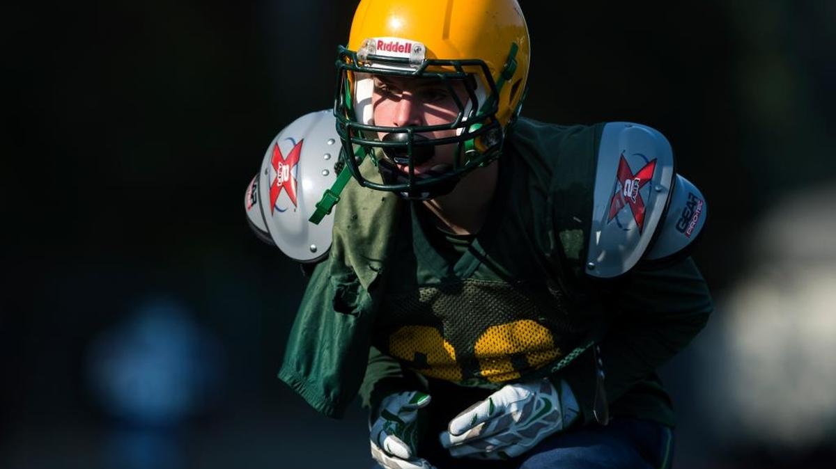 Sehome’s Ben Dauber backpedals during a defensive drill Aug. 29 at Western Washington University.