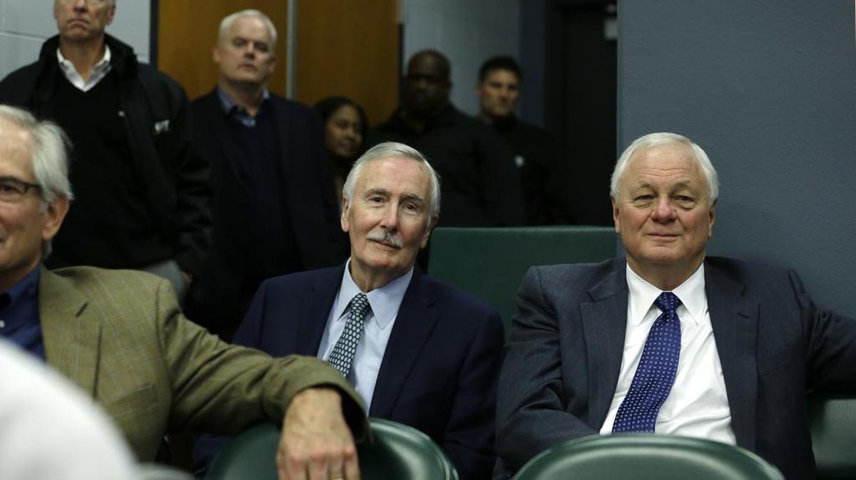 Mariners chairman and CEO Howard Lincoln (center) in a 2013 moment with former club president Chuck Armstrong.