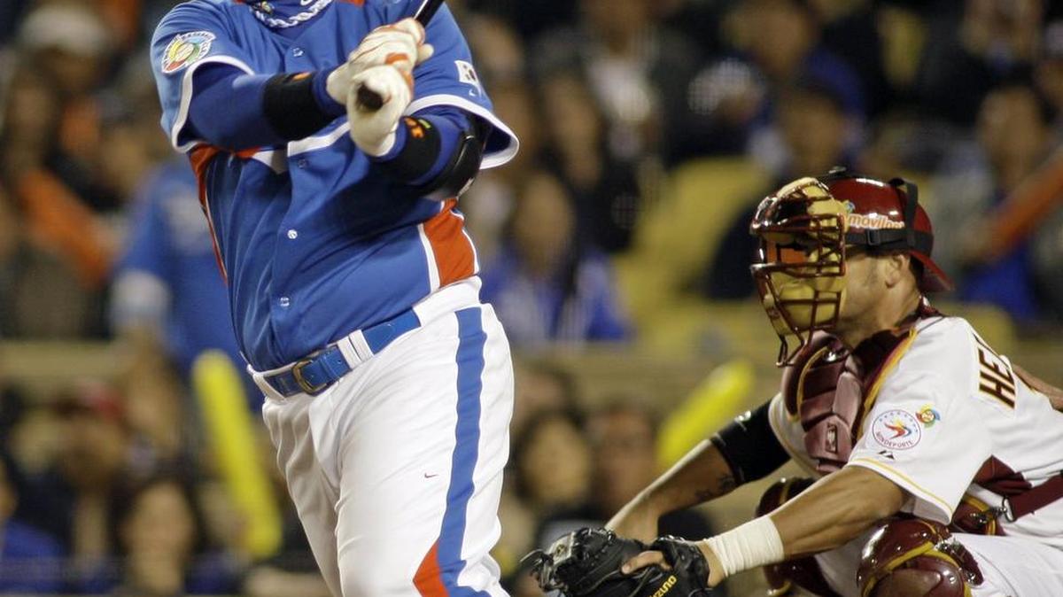 South Korea’s Dae-Ho Lee, seen here during the World Baseball Classic in 2009, signed a minor-league contract with the Seattle Mariners, the team announced Wednesday.