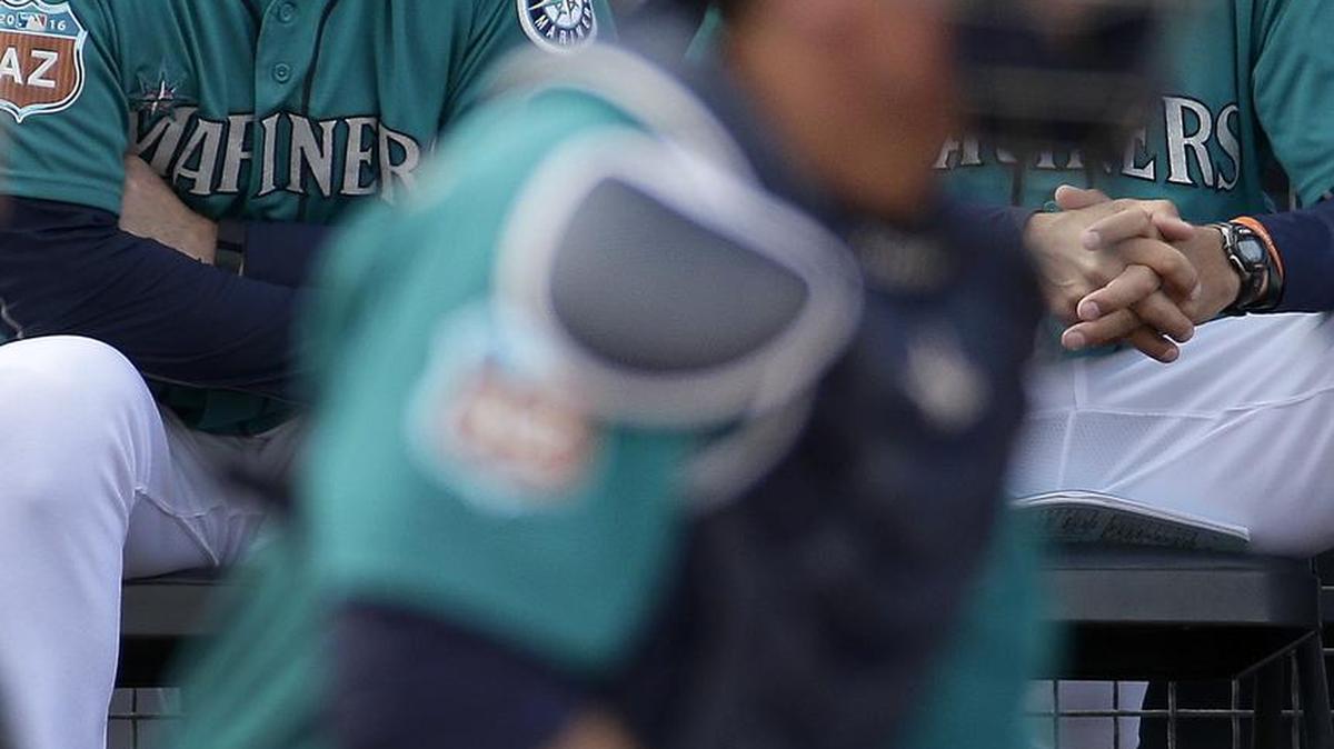 Mariners manager Scott Servais (upper left) tracks his club’s defense earlier this week in a game against the Arizona Diamondbacks.