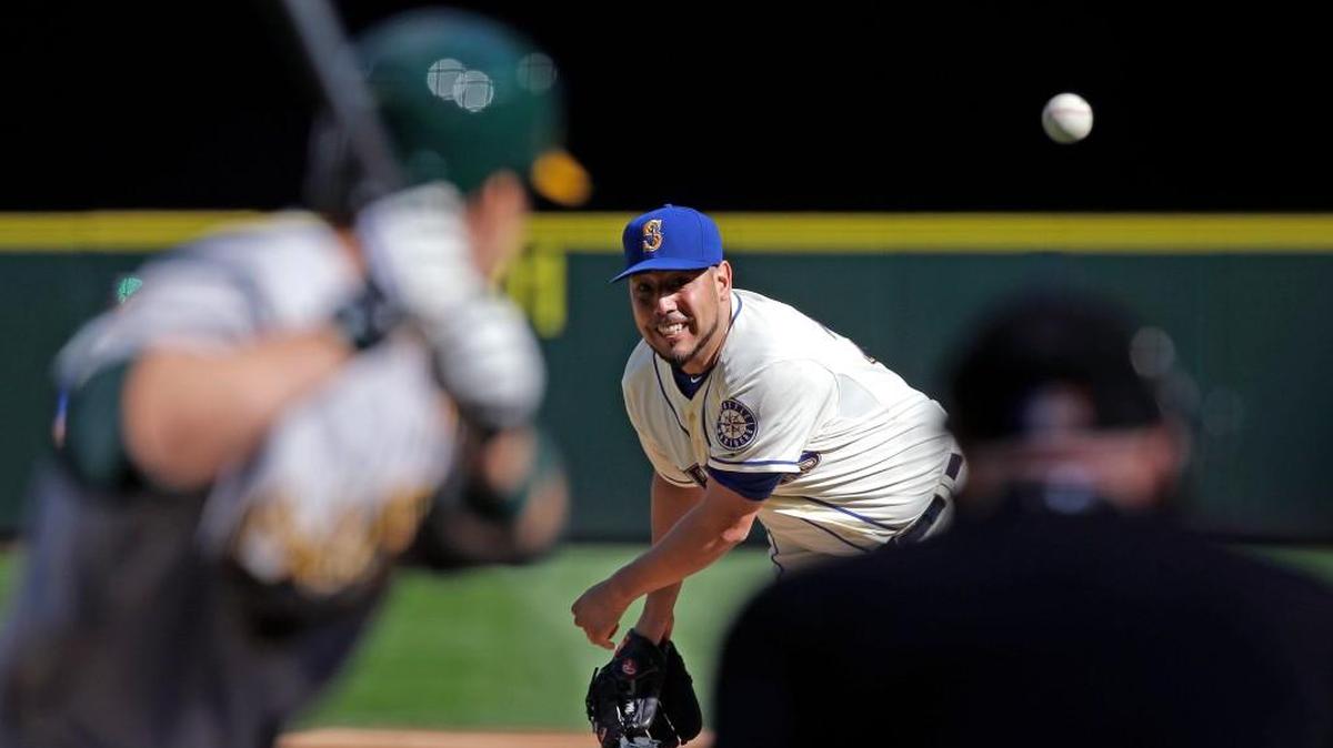
Seattle Mariners starting pitcher Vidal Nuno throws against Oakland Athletics' Jake Smolinski in the second inning of a baseball game Sunday, Oct. 4, 2015, in Seattle.
