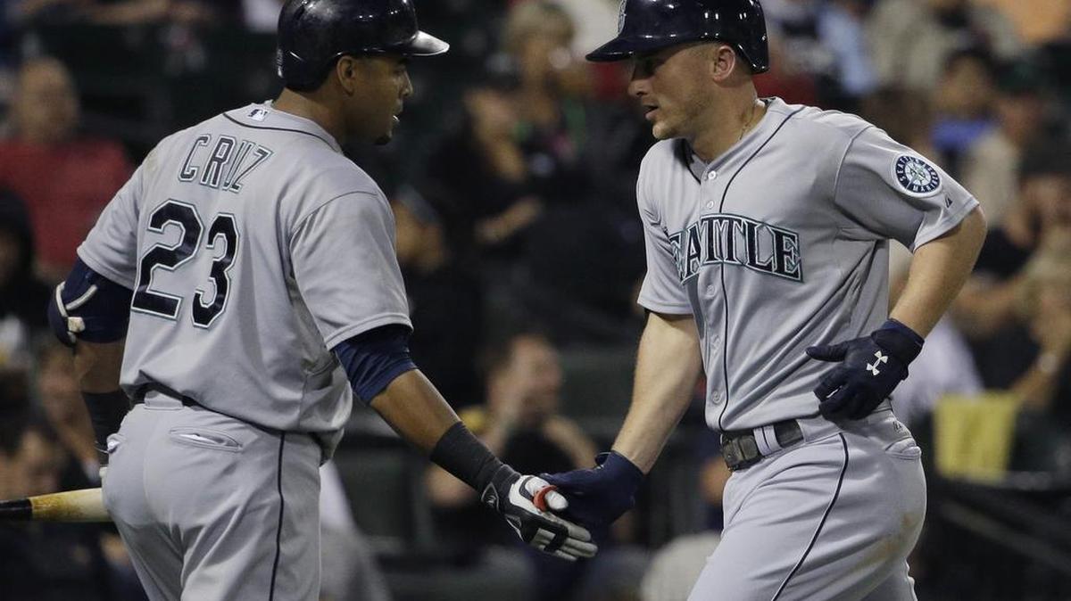 
Seattle Mariners' Kyle Seager, right, celebrates with Nelson Cruz after hitting a solo home run during the sixth inning of a baseball game against the Chicago White Sox, Friday, Aug. 28, 2015, in Chicago.
