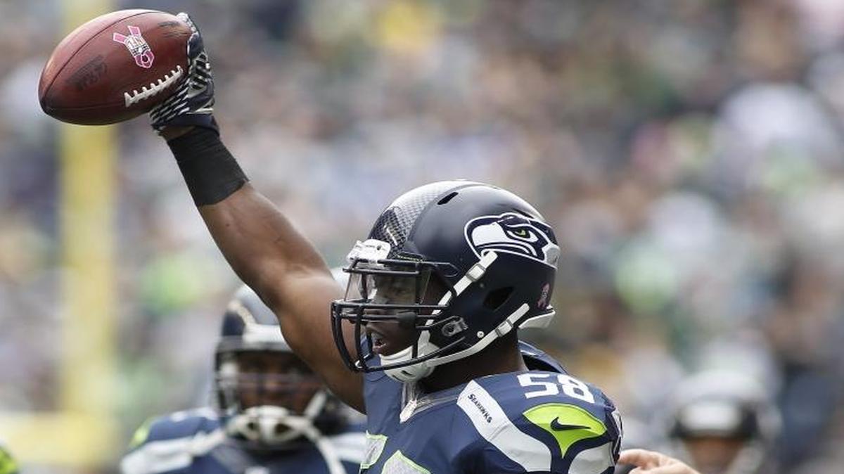 
Seahawks linebacker Kevin Pierre-Louis (58) has drawn praise from coach Pete Carroll, right.

