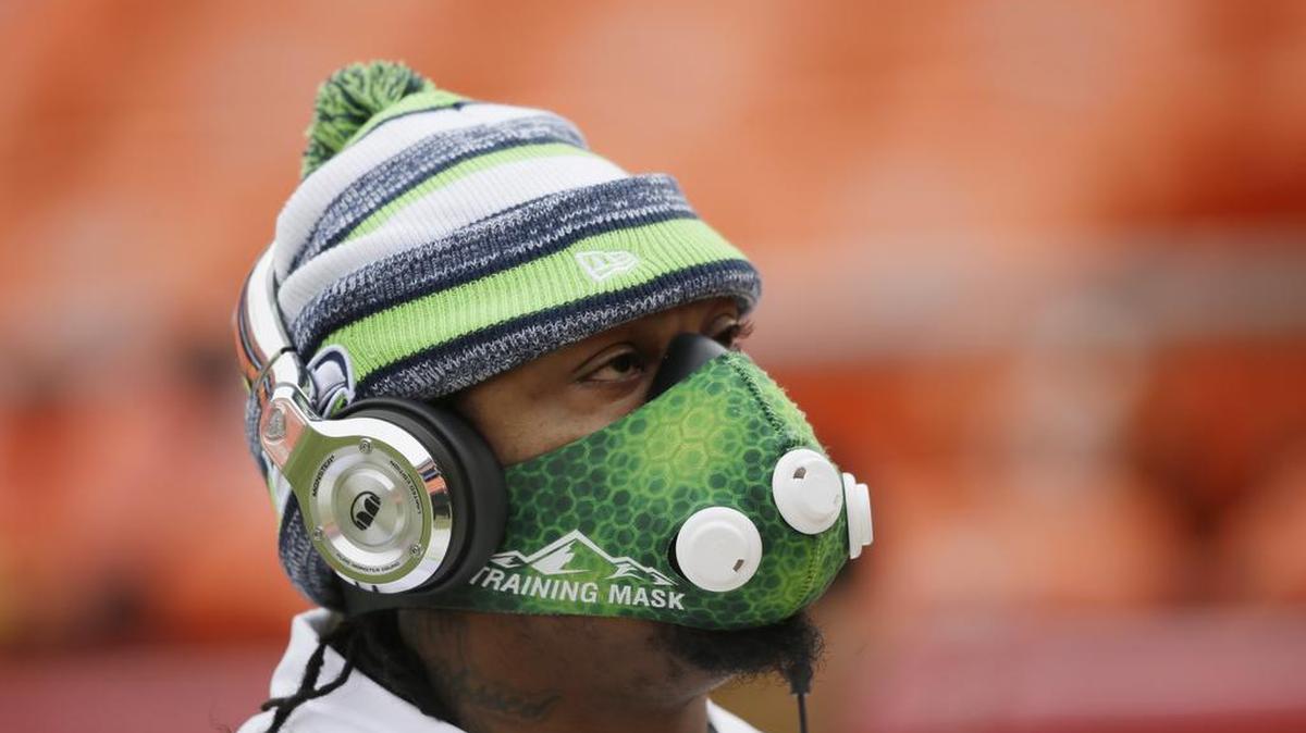 Seahawks running back Marshawn Lynch wears a mask to stay warm on a bitterly cold day in Kansas City last season. Lynch and his teammates will face Minnesota on Sunday with the forecasted high to be 5 degrees.