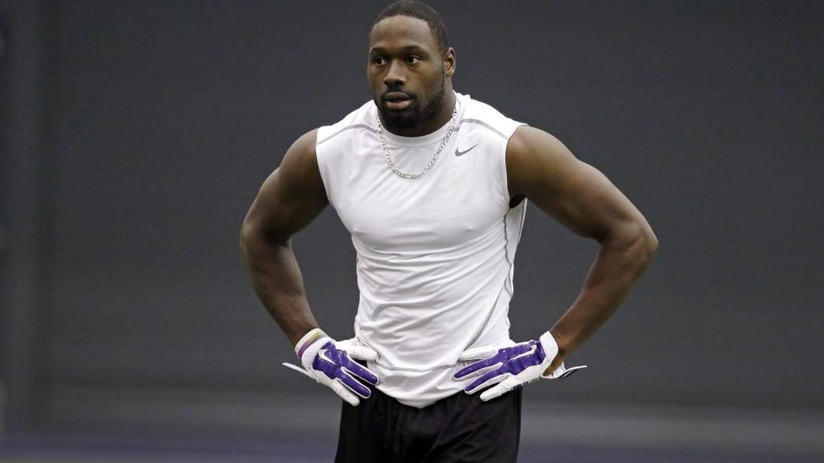 
Former Washington Huskies wide receiver Kasen Williams is one of seven players the Seahawks signed for a minimum of $6,600 weekly to be on its initial practice squad for 2015.
