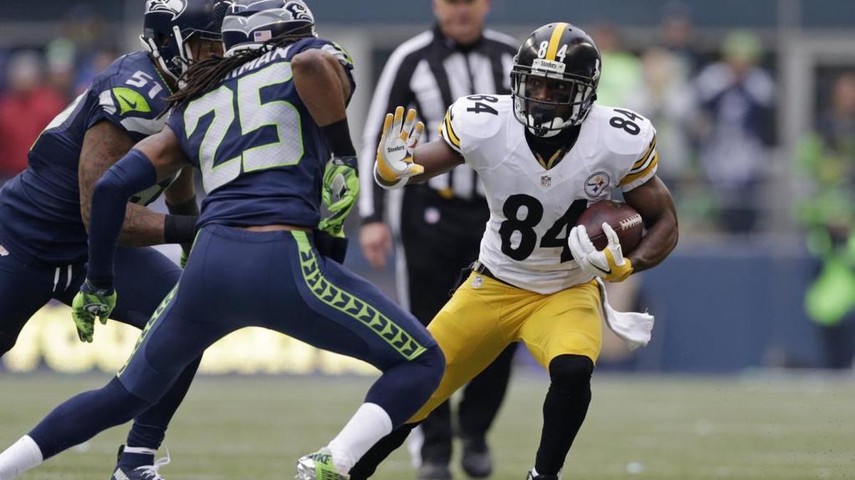 Pittsburgh Steelers’ Antonio Brown (84) runs with the ball as Seattle Seahawks’ Richard Sherman (25) and Bruce Irvin (51) pursue in the first half of an NFL football game, Sunday, Nov. 29, 2015, in Seattle.