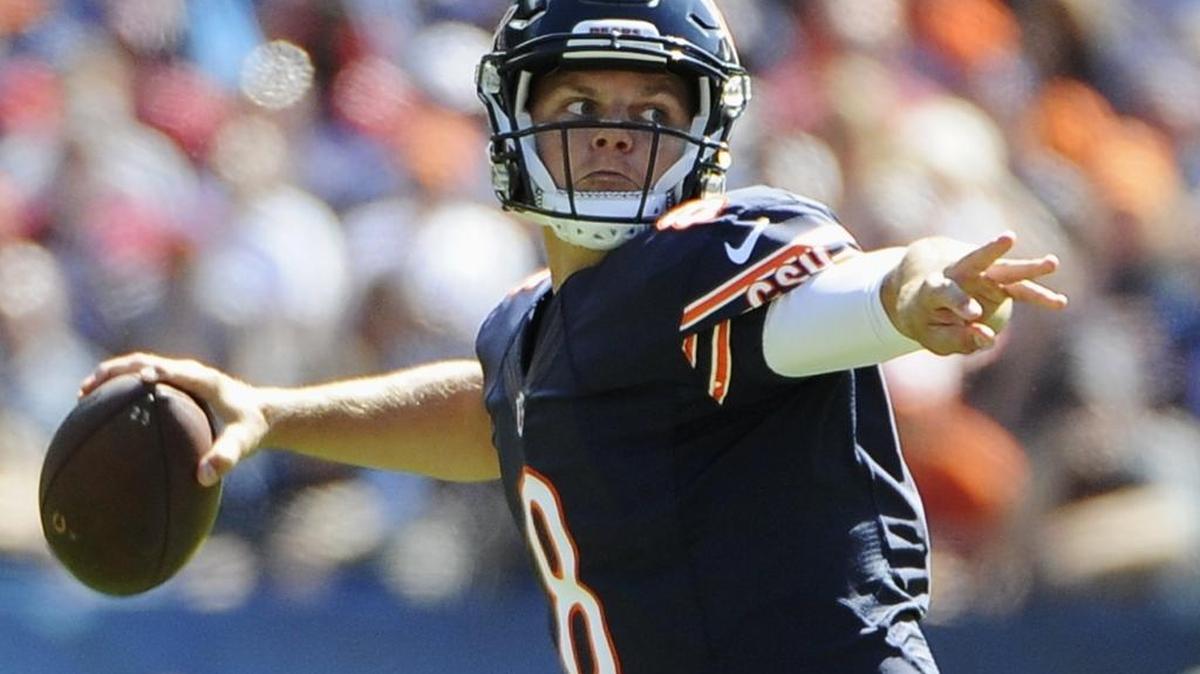 
Former Notre Dame quarterback Jimmy Clausen (8) came on in relief of injured starter Jay Cutler for the Chicago Bears on Sunday against the Arizona Cardinals.
