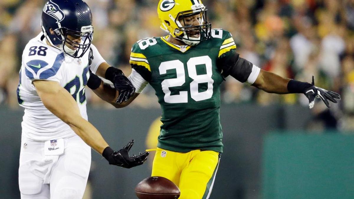 
New Seahawks tight end Jimmy Graham drops a pass as Packers cornerback Sean Richardson defends Sunday in Green Bay. Graham has just seven receptions through two games this season.
