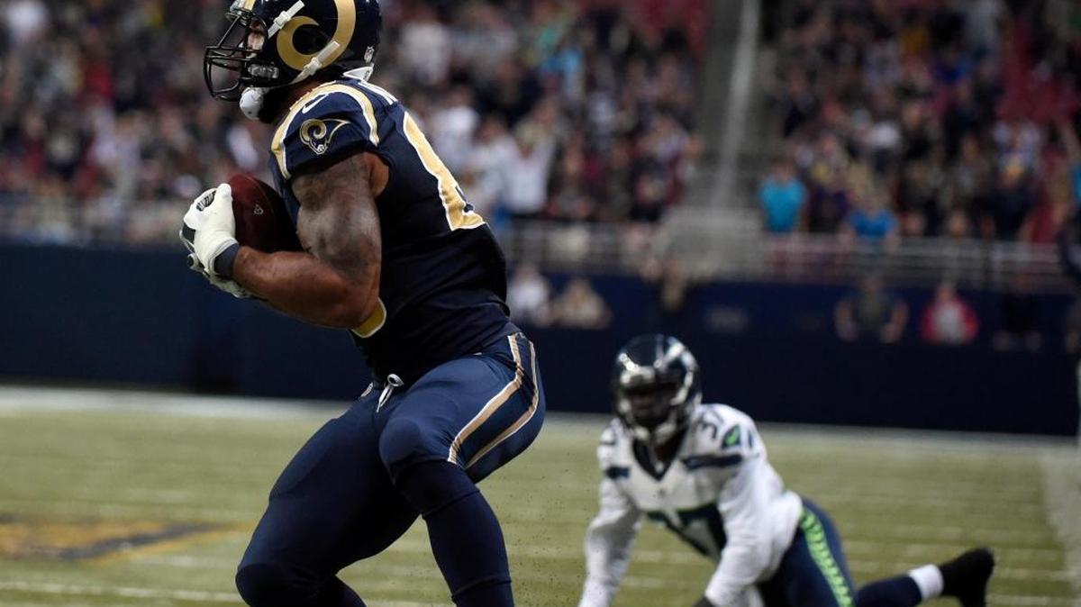 
St. Louis Rams tight end Lance Kendricks, left, catches a 37-yard pass for a touchdown as Seattle Seahawks free safety Dion Bailey, right, watches during the fourth quarter of an NFL football game Sunday, Sept. 13, 2015, in St. Louis.
