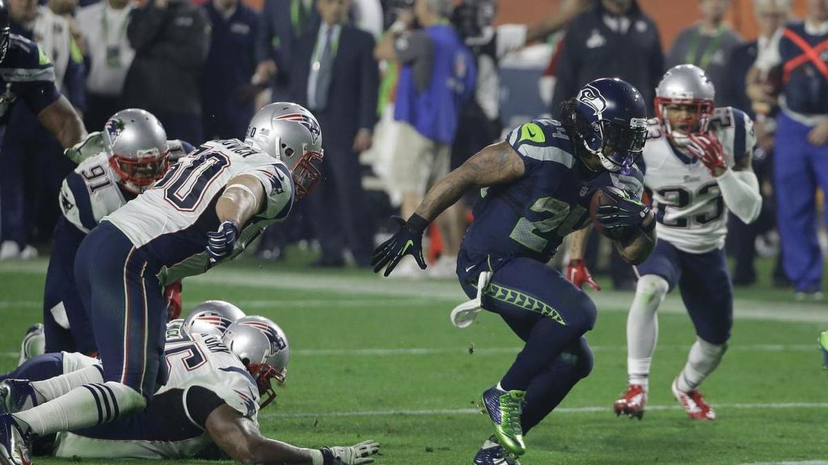 
Seattle Seahawks running back Marshawn Lynch (24) runs against the New England Patriots during the second half of NFL Super Bowl XLIX football game Sunday, Feb. 1, 2015, in Glendale, Ariz.
