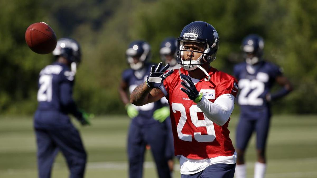 
Seattle Seahawks All-Pro safety Earl Thomas returned to practice this week after offseason shoulder surgery but wore a red (non-contract) jersey.
