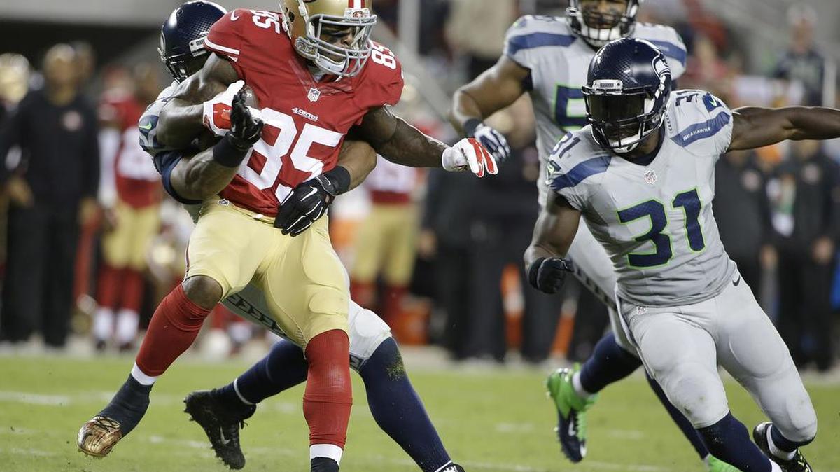 San Francisco 49ers tight end Vernon Davis (85) runs against Seattle Seahawks middle linebacker Bobby Wagner and strong safety Kam Chancellor (31) during the second half of an NFL football game in Santa Clara, Calif., Thursday, Oct. 22, 2015. (AP Photo/Marcio Jose Sanchez)
