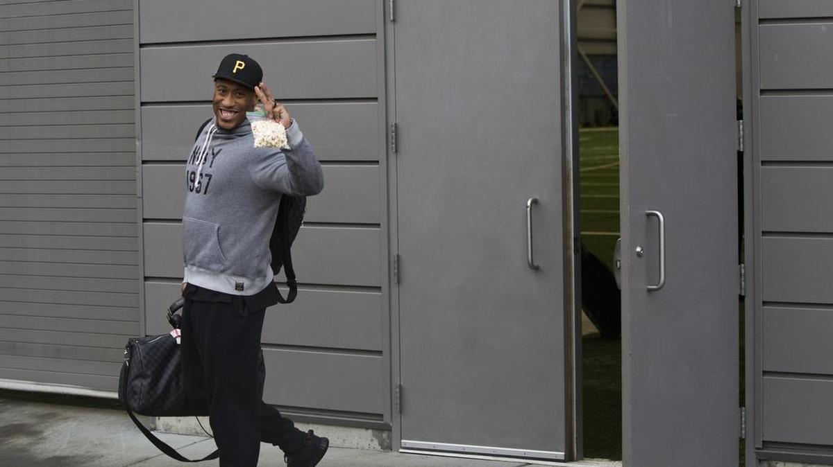 The Seahawks’ Bruce Irvin waves as the team departed Friday for Carolina. The free agent linebacker said Monday that he would be willing to take less money to remain in Seattle.