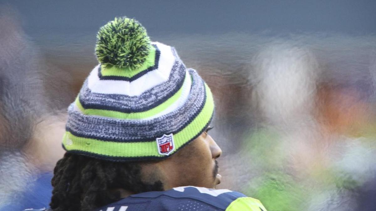 Seahawks running back Marshawn Lynch sits in the waves heat on the sidelines of the NFL football game against the San Francisco 49ers at CenturyLink Field on Sunday, Dec. 14, 2014.