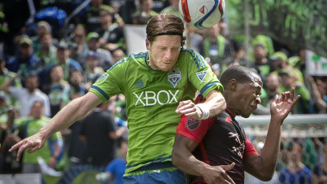 Sounders midfielder praised from both directions