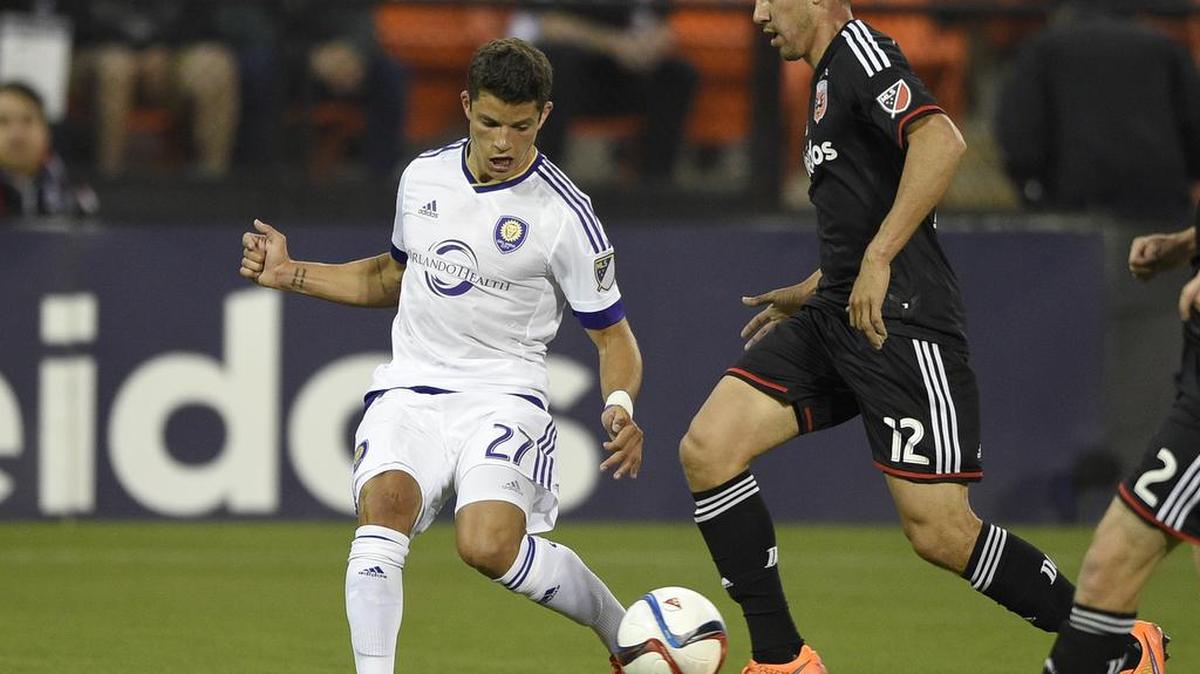 Orlando City defender Rafael Ramos (27) battles for the ball against D.C. United midfielder Michael Farfan (12) during the first half of an MLS soccer game, Wednesday, May 13, 2015, in Washington.